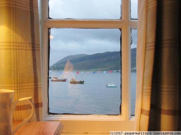Atardecer en Ullapool
Vista desde la ventana del hotel Boat Ferry Inn del fiordo de Ullapool al anochecer
