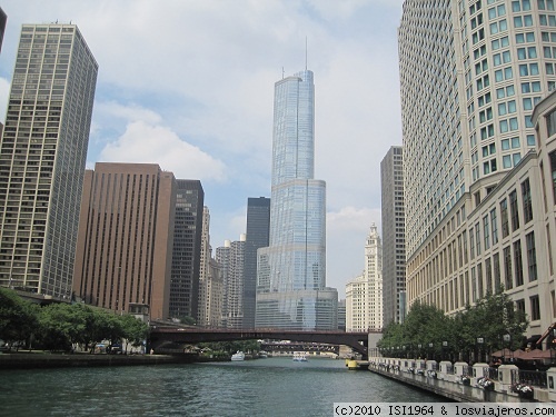 TRUMP TOWER - Chicago
Es  el segundo edificio más alto de los Estados Unidos con 92 pisos
