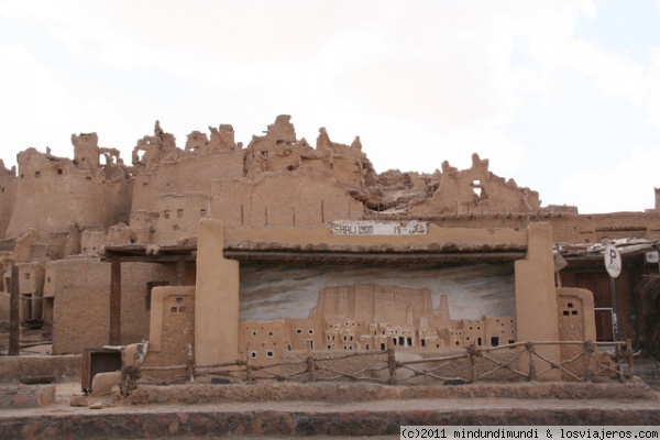 Antigua Shali
La parada de autobus en Siwa tiene un relieve de como era la antigua ciudad de Shali antes de las lluvias. Despues de las lluvias quedo como aparece detras.
