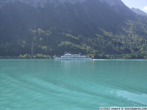 Un barco en el Lago Thun, Suiza
Barco turístico navegando en el Lago Thun. Los mismos se toman en Interlaken.
