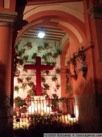 Cruces de Mayo
Cruz de Mayo en la Plaza de la Corredera, Córdoba.
