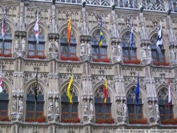 Detalle del Ayuntamiento de Lovaina
Edificio comenzado a construir en 1439. En las hornacinas de su fachada se encuentran 236 imágenes de artistas, académicos, santos, nobles...
