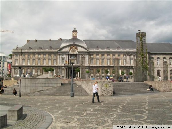 Palacio de los Príncipes-Obispos
Construido en el siglo XVI, hoy en día es el Palacio de Justicia de Lieja, situado en la plaza Saint-Lambert.
