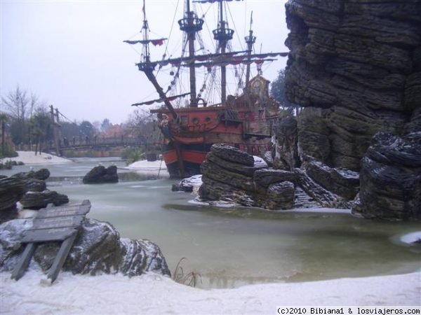 Barco pirata atrapado en el hielo
El frío dejó el Parque de Disney en París casi congelado.
