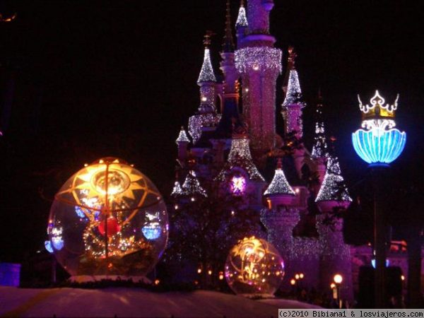 Luces
Iluminación del Castillo de la Bella Durmiente en Navidad (Disneyland Resort París).
