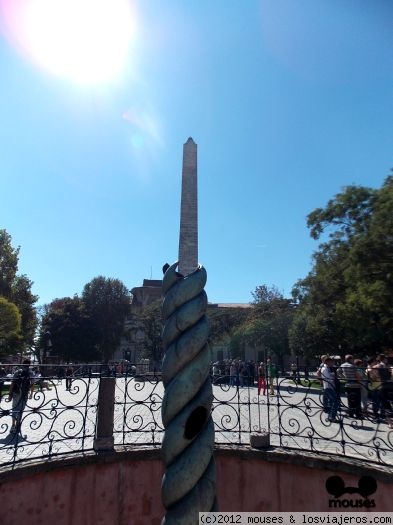 Obelisco de Teodosio dentro de la Columna Serpentina Estambul
