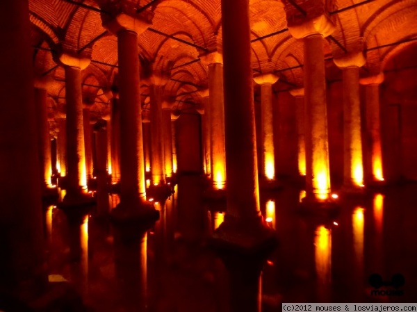 Cisterna basílica Estambul
Parte de las 336 columnas de la Cisterna.
