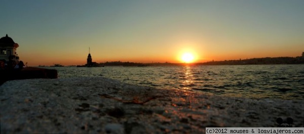 Puesta de sol desde Usküdar Estambul.
Puesta de sol sobre la parte europea de Estambul desde la costa asiatica en Usküdar.
