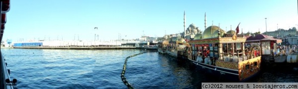 Barcas en Eminönü Estambul
Panorámica del Puente Galata y de las barcas de venta de bocadillos de caballa junto al puerto de Eminönü Estambul
