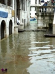 El agua reclama su lugar en el Palazzo dei Camerlenghi....