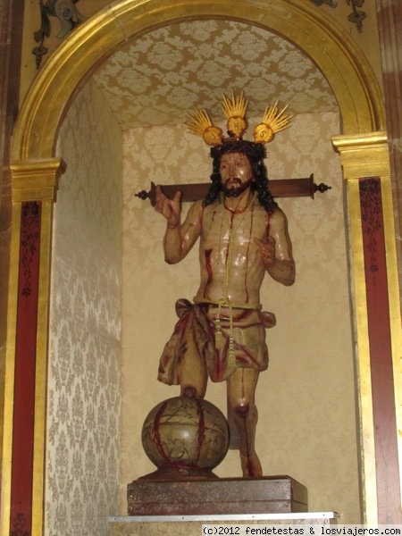 Cristo del perdón
Esta iconografía de Jesucristo no es habitual, pero en España tenemos imágenes del mismo en Nava del Rey (Valladolid), Medina Sidonia (Cadiz), La Granja de San Ildefonso (Segovia) o Priego (Cuenca). Esta escultura se encuentra en la basílica de la Candelaria en Tenerife.
