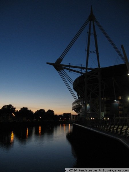 Millenium Stadium
Vista nocturna del templo del balón ovalado, el Millenium Stadium de Cardiff.
