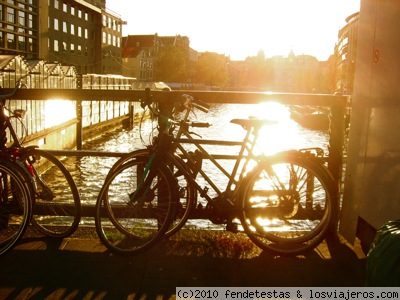 Hasta mañana
Las bicicletas son parte del paisaje urbano de Amsterdam. Esto es una visión a contraluz de las mismas.
