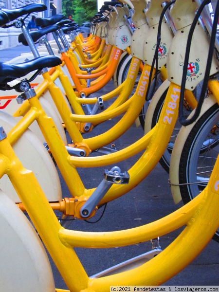 Aspettiando per un giro.
Bicicletas urbanas de alquiler en Milán.
