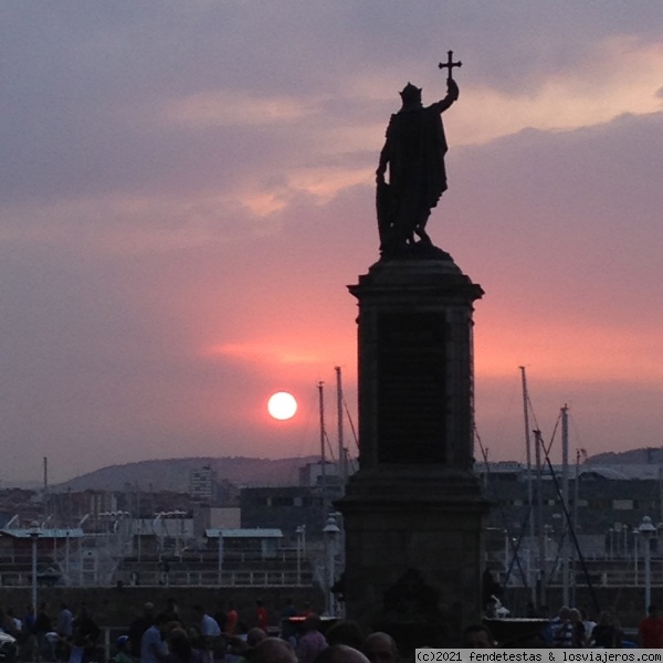 Buenas noches, Pelayo
El sol empieza a ponerse en Gijón. Uno de los rincones más conocidos de la ciudad y su estatua erigida a Don Pelayo son testigos de ello.
