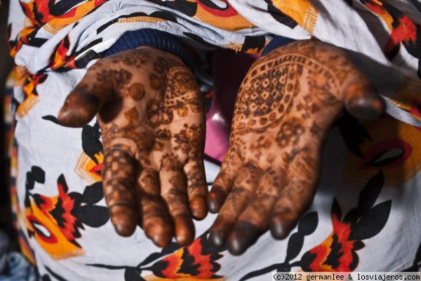 Boda en Tindouf
En los campos de refugiados de Tindouf una boda puede durar varios días, y es el mejor momento para conocer a tu futuro marido o mujer. Por este motivo muchas mujeres esos días se maquillan cara y manos con henna.
