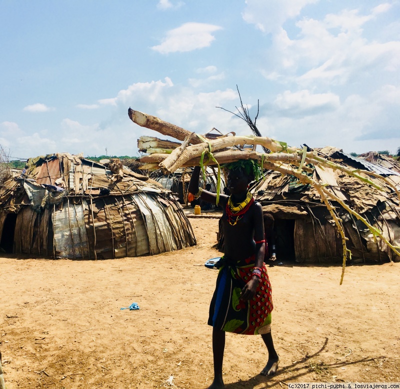 Viajar a  Etiopia: Valle Del Omo - Mujer Dassanech cargando troncos (Valle Del Omo)