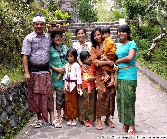 Familia Balinesa- Gunung Kawi- Bali
Familia Balinesa con ofrendas en Gunung Kawi- Bali
