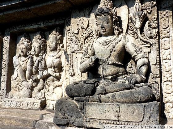 DETALLE RELIEVE PRAMBANAN- JAVA
Prambanan es un conjunto de templos dedicados a Shivá, construidos a lo largo del siglo IX durante primer Reino de Mataram en la región de Java Central, cerca de Jogjakarta.
