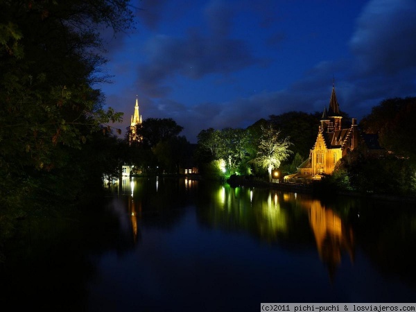 Nocturno Minnewater ( Lago del Amor, BRUJAS)
Si la ciudad de Brujas ya resulta atractiva a la luz del día, por la noche se convierte en mágica. En la foto el Lago del amor por la noche.
