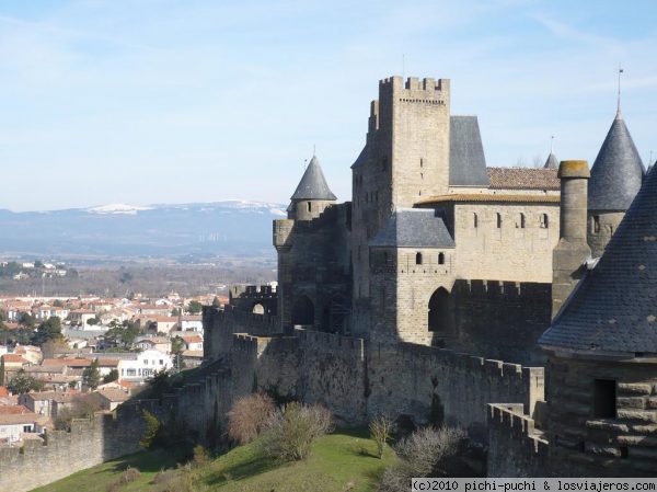 Vista murallas y torres Cite de  Carcassonne
La ciudad de Carcassonne está localizada en el departamento del Aude. En la Cité podemos encontrar un conjunto medieval impresionante aunque reconstruído totalmente.
