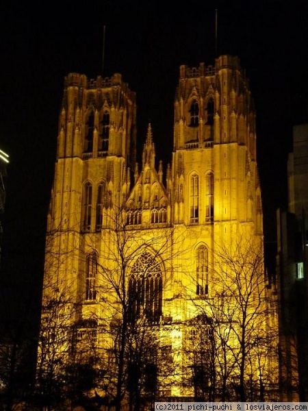 Catedral de San Miguel y Santa Gúdula de Bruselas
La Catedral de Bruselas, de estilo gótico se encuentra a corta distancia de la estación central de Bruselas.
