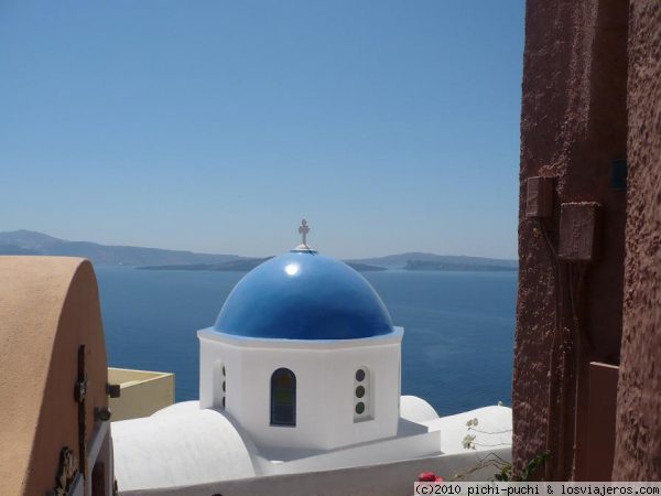 Cupula en Oia
Una de las postales mas características de Santorini son las cúpulas azules de las pequeñas iglesias ortodoxas. Destacan sobre las casitas encaladas blancas.
