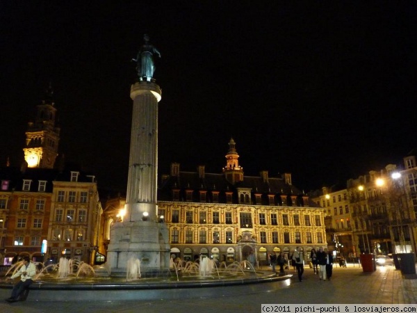 Grand Place Lille: la Déese y la Vielle Bourse
Panorámica nocturna de la Grand Place de Lille. En primer plano, sobre la columna está la escultura de la Déese ( La Diosa).  En segundo plano, el bello edificio de la Vielle Bourse.
