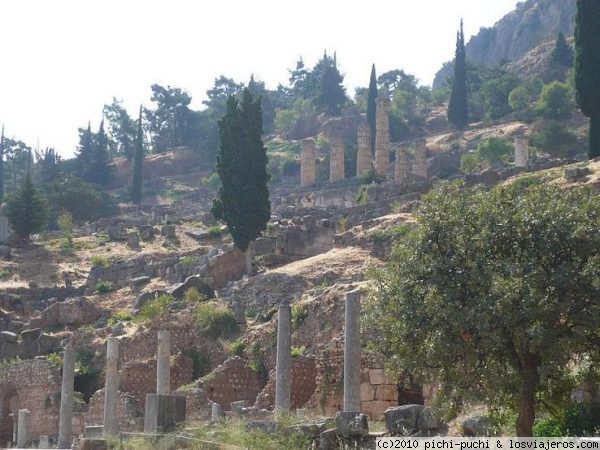 Delfos
Aquí se ubicaba el oráculo de Delfos dentro de un templo dedicado al dios Apolo. Delfos era reverenciado en todo el mundo griego como el lugar donde se encontraba el centro del universo.
