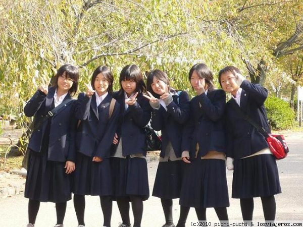 Escolares en Kioto, locos por las fotos.
No es sólo un tópico, a los japoneses les encanta posar para la cámara.
