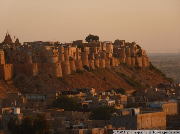 Fuerte Jaisalmer al atardecer
A Jaisalmer se la llama la ciudad dorada del Rajastán y aquí la muestra de la belleza de su fuerte. En el interior se encuentra el Maharajá Palace que también resulta una visita interesante.
