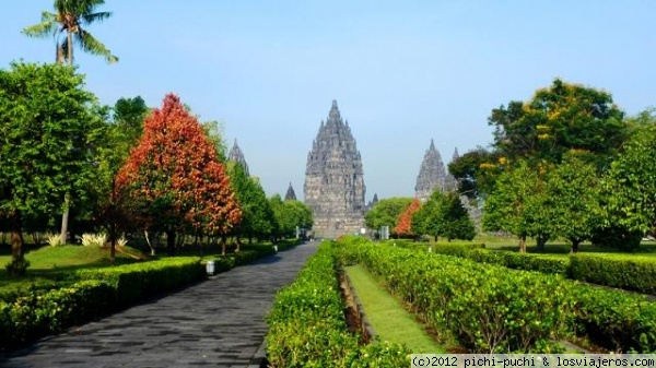 JARDINES PRAMBANAN- JAVA
El Conjunto de Prambanan está clasificado como Patrimonio de la Humanidad por la Unesco desde el año 1991.
