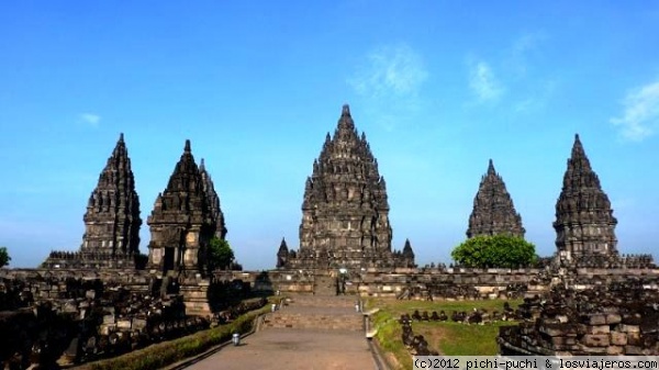 PRAMBANAN- JAVA
Prambanan es un conjunto de templos dedicados a Shivá, construidos a lo largo del siglo IX durante el primer Reino de Mataram en la región de Java Central, cerca de Jogjakarta.
