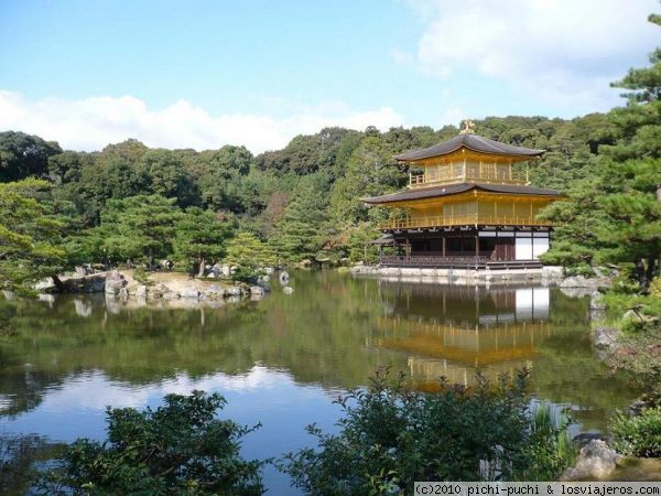 Kinkakuji, Kioto.
El Pabellon Dorado de Kioto es una composición bien fotogénica por el juego de reflejos que permite.
