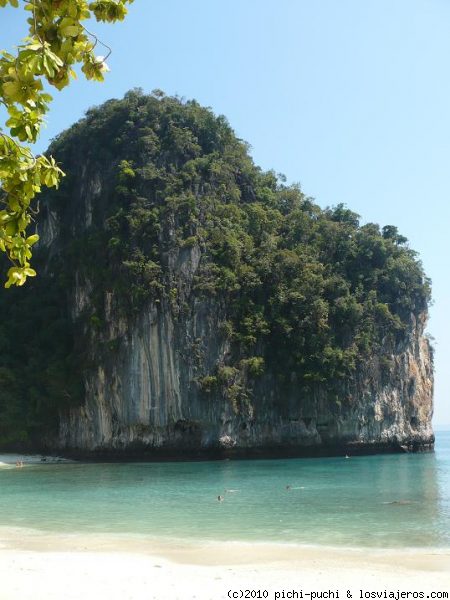 Ko Hong
En excursión desde Ao Nang o la costa de Krabi se accede a esta isla paradisíaca.
