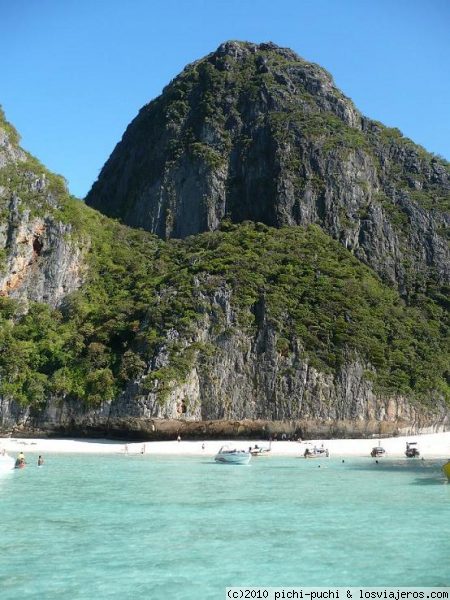 Maya Bay, conocida y explotada por la peli de Di Carprio 