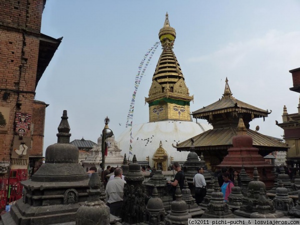 Swayambhunath: estupa de los monos- Kathmandú
Esta estupa se alza sobre una colina en Kathmandú. Se accede fácilmente andando desde Thamel, aunque hay que subir bastantes escaleras.
