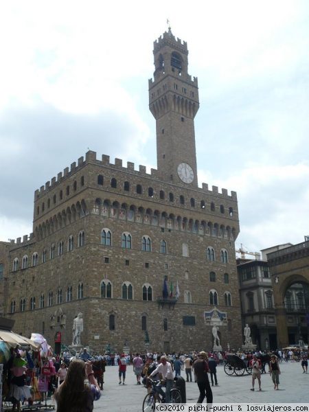 Palazzo Vecchio (Florencia)
Uno de los emblemas florentinos. Se situa en la Plaza de la Señoría. Actualmente alberga un museo.
