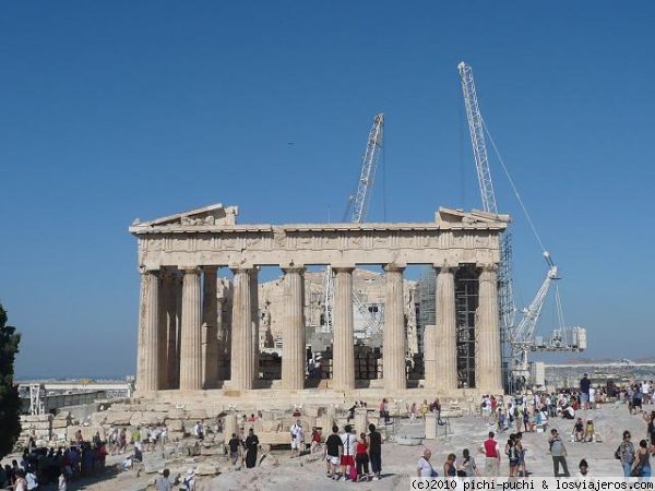 Partenon
El majestuoso Partenon se alza en lo alto de la Acrópolis. Con bastidas perpetuas se puede apreciar la belleza que un día tuvo este famoso templo.
