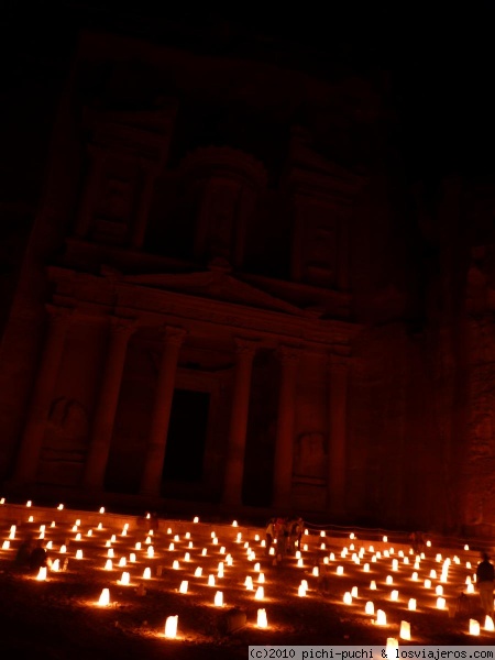 Petra by nigth
Tres dias a la semana hay un espectáculo nocturno que ofrece la posibilidad de ver el Tesoro iluminado con cientos de velas.
