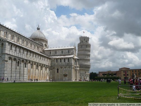 Piazza dei Miracoli (Pisa).
Esta cubierta de hierba y alberga  cuatro grandes edificios religiosos: El Duomo, la Torre inclinada de Pisa, (el campanario de la catedral), el Baptisterio y el Camposanto.
