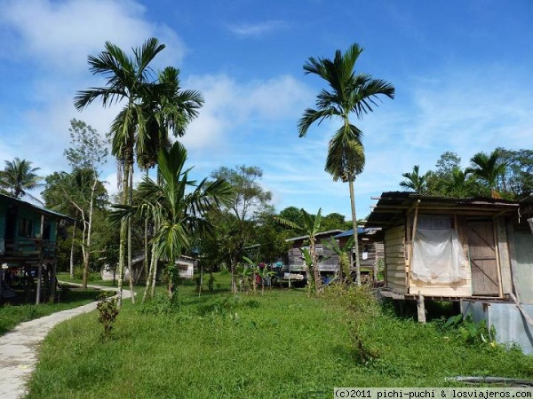 Casas en poblado penan (Borneo)
Unas simples casas al lado del rio forman este poblado habitado por la étnia penan. Este está localizado cerca del Parque Nacional Gunung Mulu.
