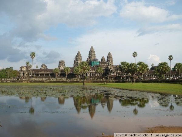 Angkor Wat y su reflejo
El mas representativo de los templos khmer.

