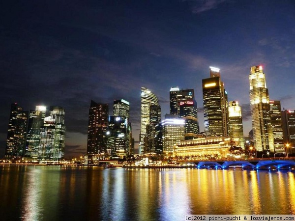 NOCTURNO SINGAPUR
Vista nocturna del skyline de Singapur desde los teatros del Explanade
