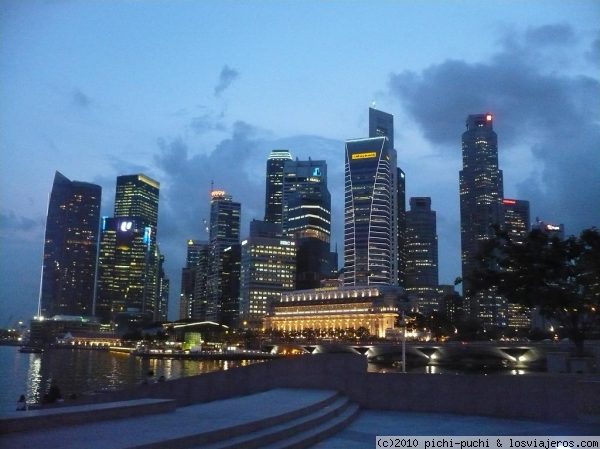 Skyline de Singapur
Al anochecer Singapur se torna una ciudad cosmopolita y llena de contrastes.
