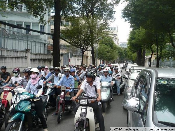 Caos de motos en Ho Chi Minh.
Caos de motos en Ho Chi Minh.
