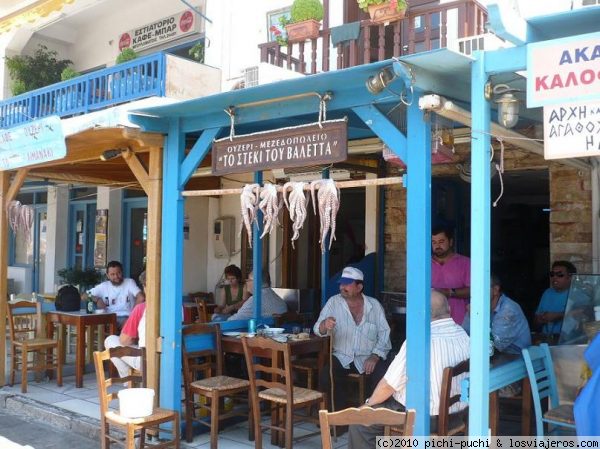 Taberna en Naxos.
Típica taberna que se puede encontrar en cualquier puerto de las Cícladas. Ojo a los pulpos secándose al sol!
