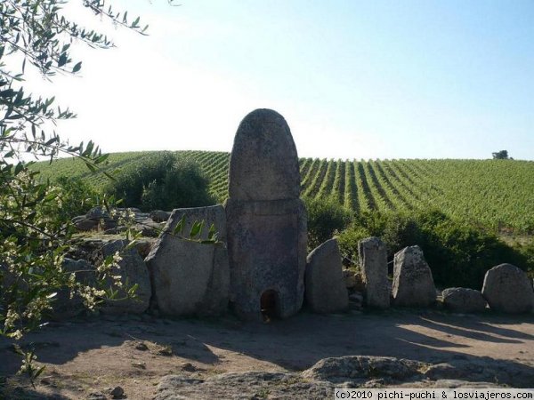 Tumba de gigante Coddu Vecchju
Situada en Arzachena ( Cerdeña), monumento prehistórico.
