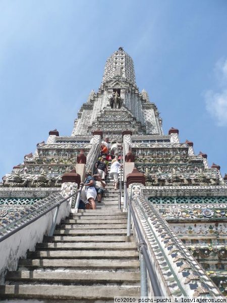 Subida al Wat Arun. (Bangkok)
El Wat Arun es uno de los mas bellos templos de Bangkok. Es denominado Templo del Amanecer o de la Aurora.
  Aquí se aprecian las pronunciadas escaleras por las cuales se sube a lo alto del templo, decorado con porcelanas.
