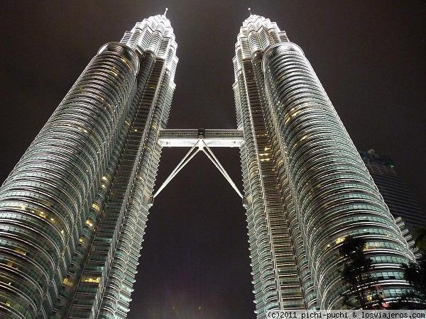 Foro de Kuala Lumpur: Torres Petronas iluminadas ( Kuala Lumpur)